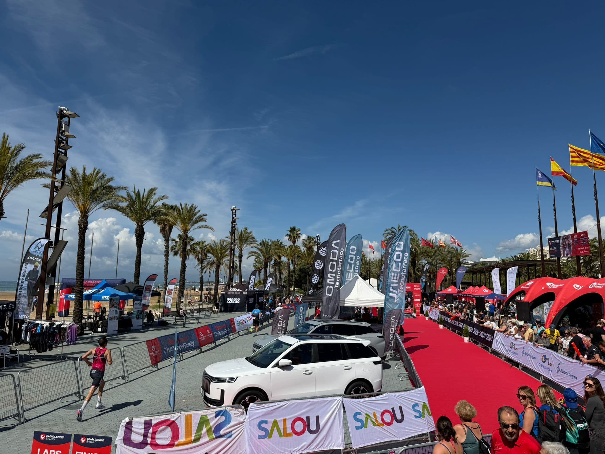 Exposició de vehicles OMODA 5 blanc i JAECOO 7 gris al Challenge Salou, Costa Daurada, per Tecnotarraco de Grup Oliva Motor.