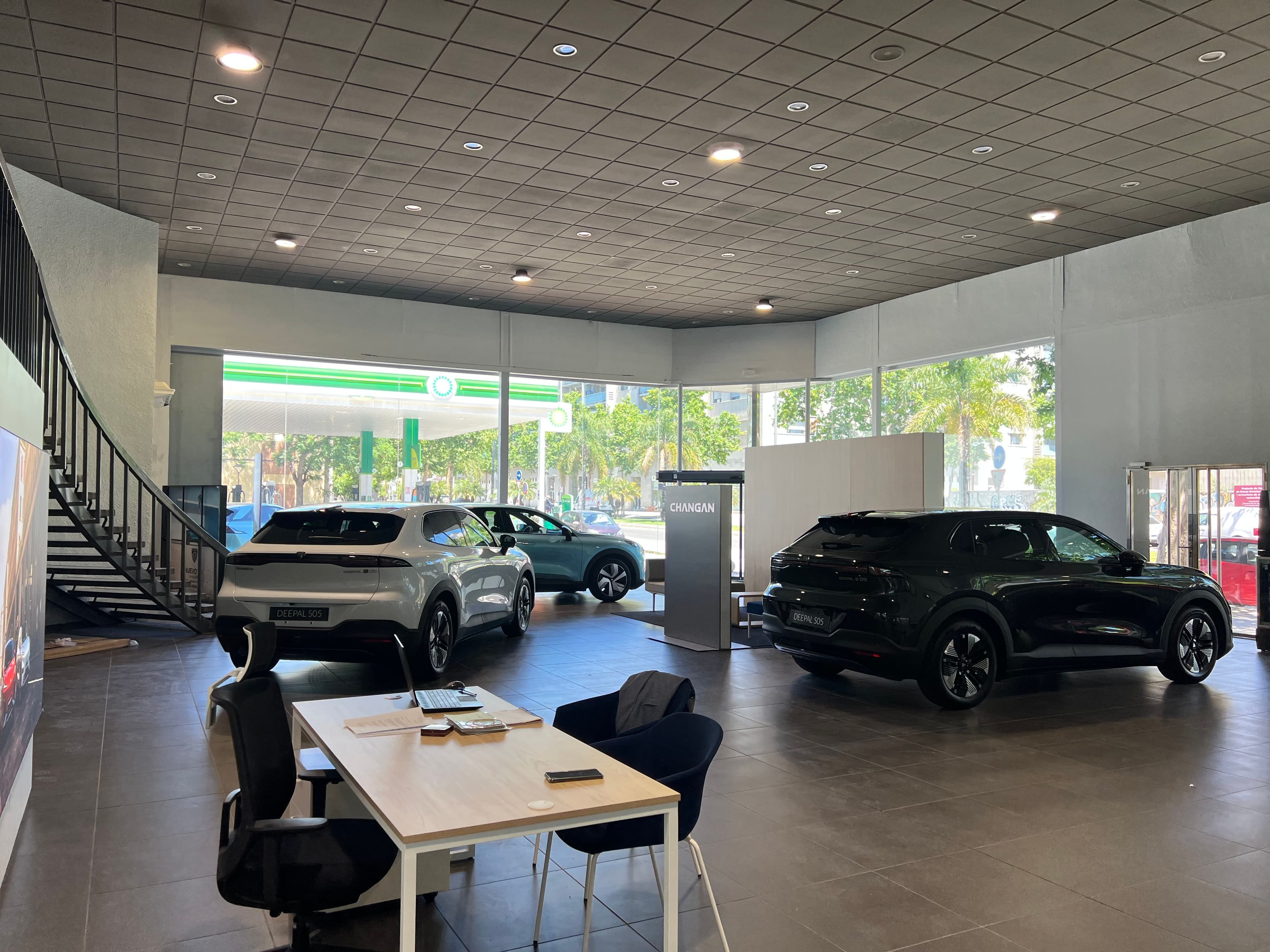 Concesionario oficial Changan de GrupOlivaMotor con una exposición de coches nuevos y zona de atención al cliente personalizada.