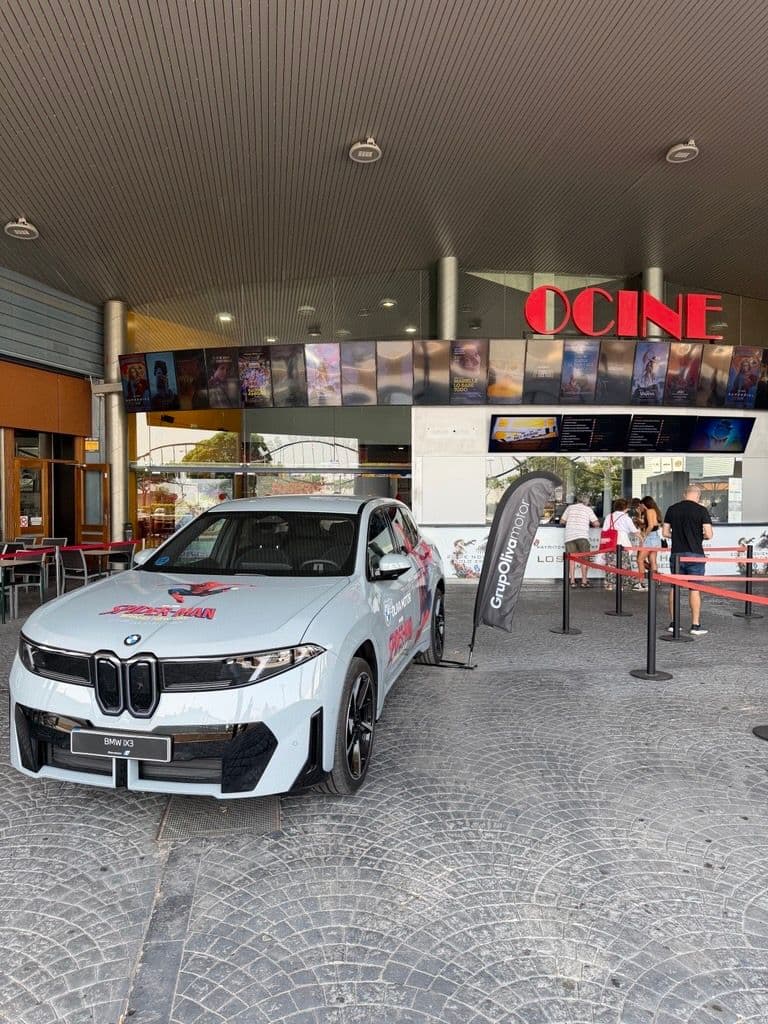 Cotxe BMW de GrupOlivaMotor exposat al hall d'Ocine Les Gavarres a Tarragona.