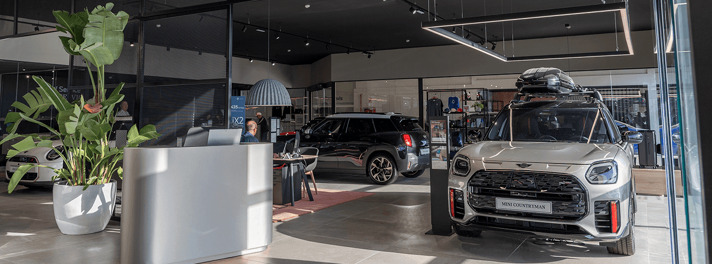 Imagen del concesionario MINI en versión escritorio con exposición de vehículos y atención al cliente