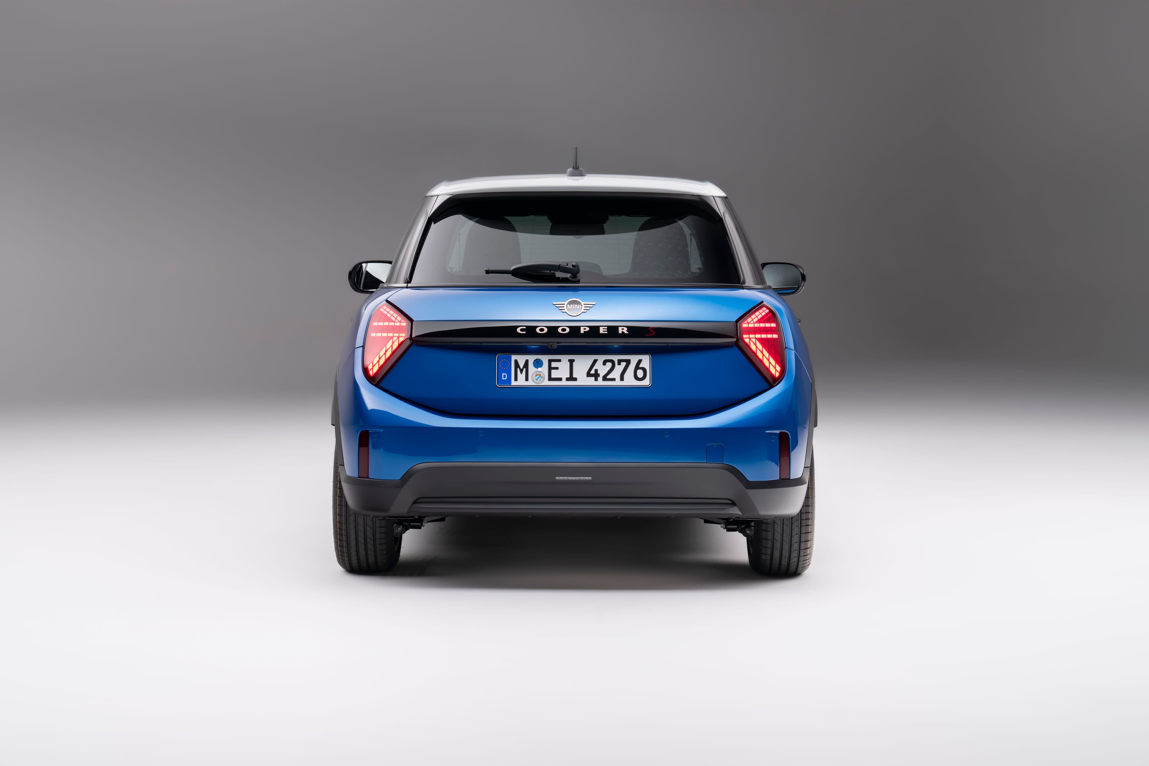 Imagen del MINI Cooper S 5 puertas mostrando su perfil lateral y líneas deportivas