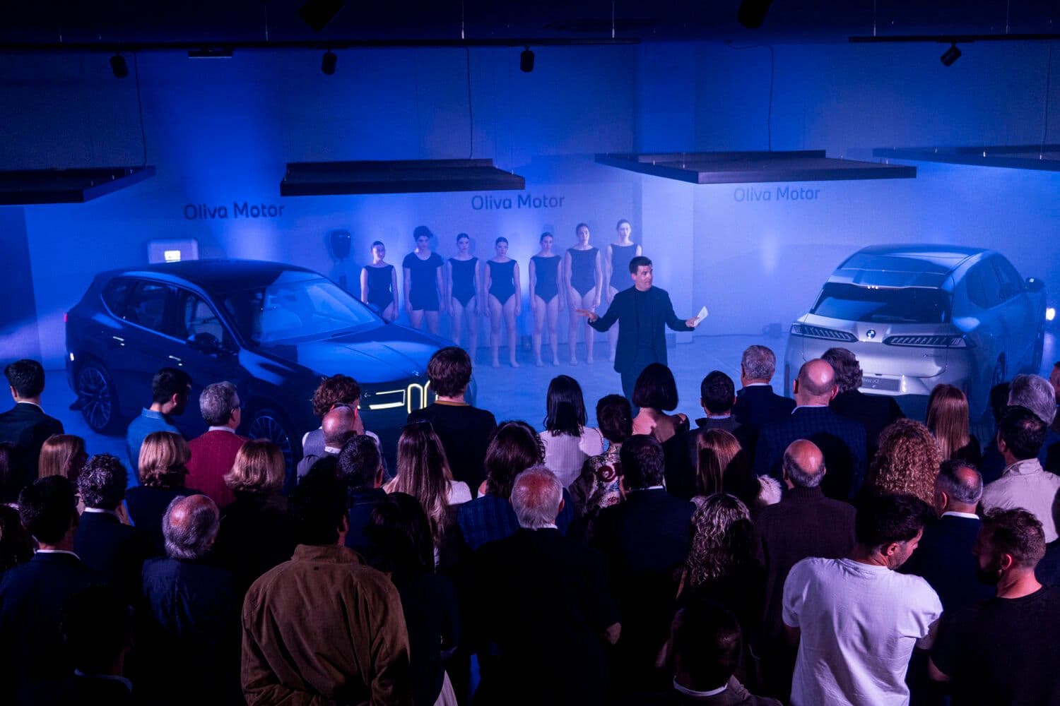 Públic assistint a l'esdeveniment d'inauguració de l'exposició "The Art of a New Era" al concessionari BMW Oliva Motor de Tarragona.