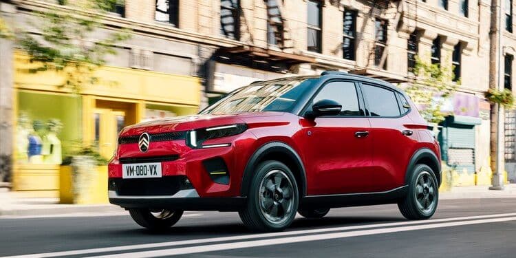 Citroën ë-C3 rojo en movimiento por ciudad. 