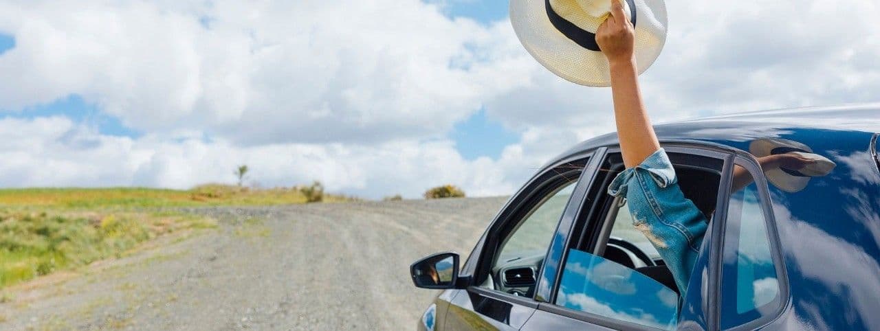 Viaje en coche por carretera para vacaiones de verano y mantenimiento.