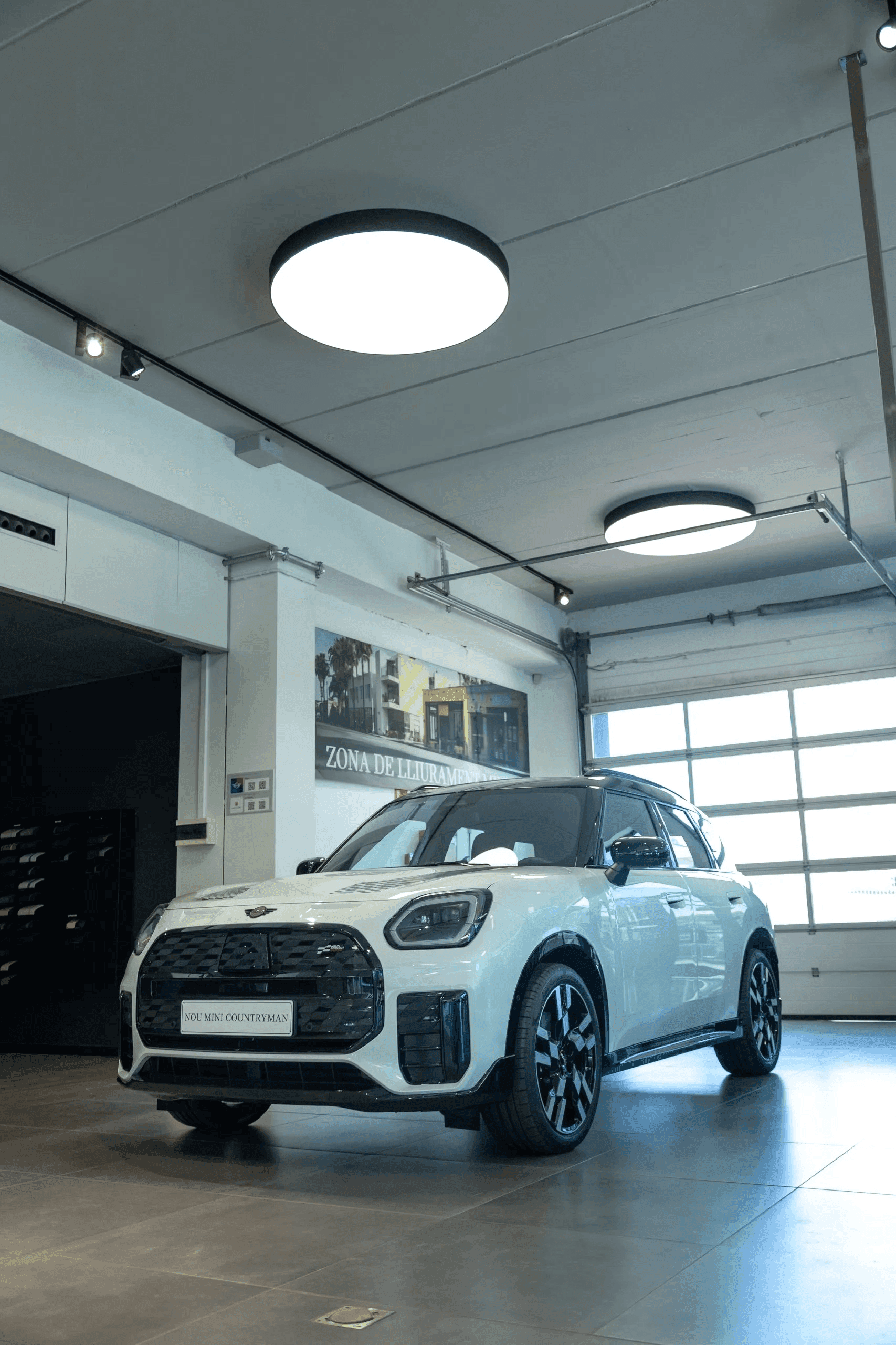 Imagen de un vehículo MINI en color blanco destacando su diseño icónico y moderno