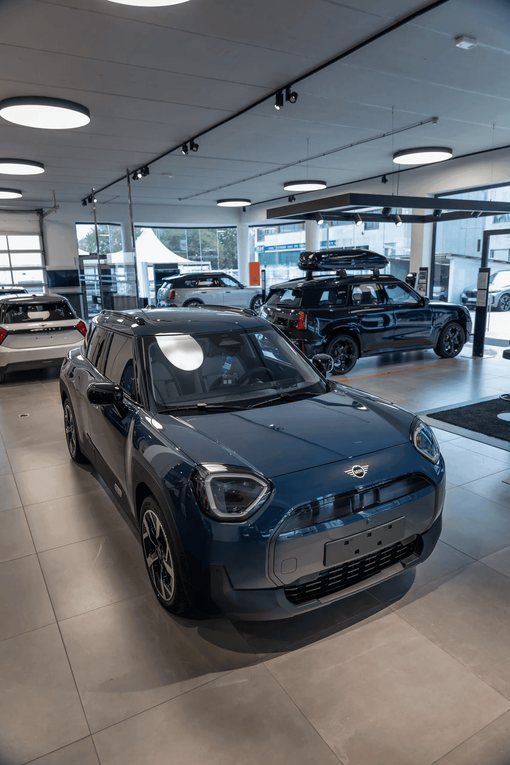 Imagen de un coche MINI negro resaltando su diseño compacto y carácter premium