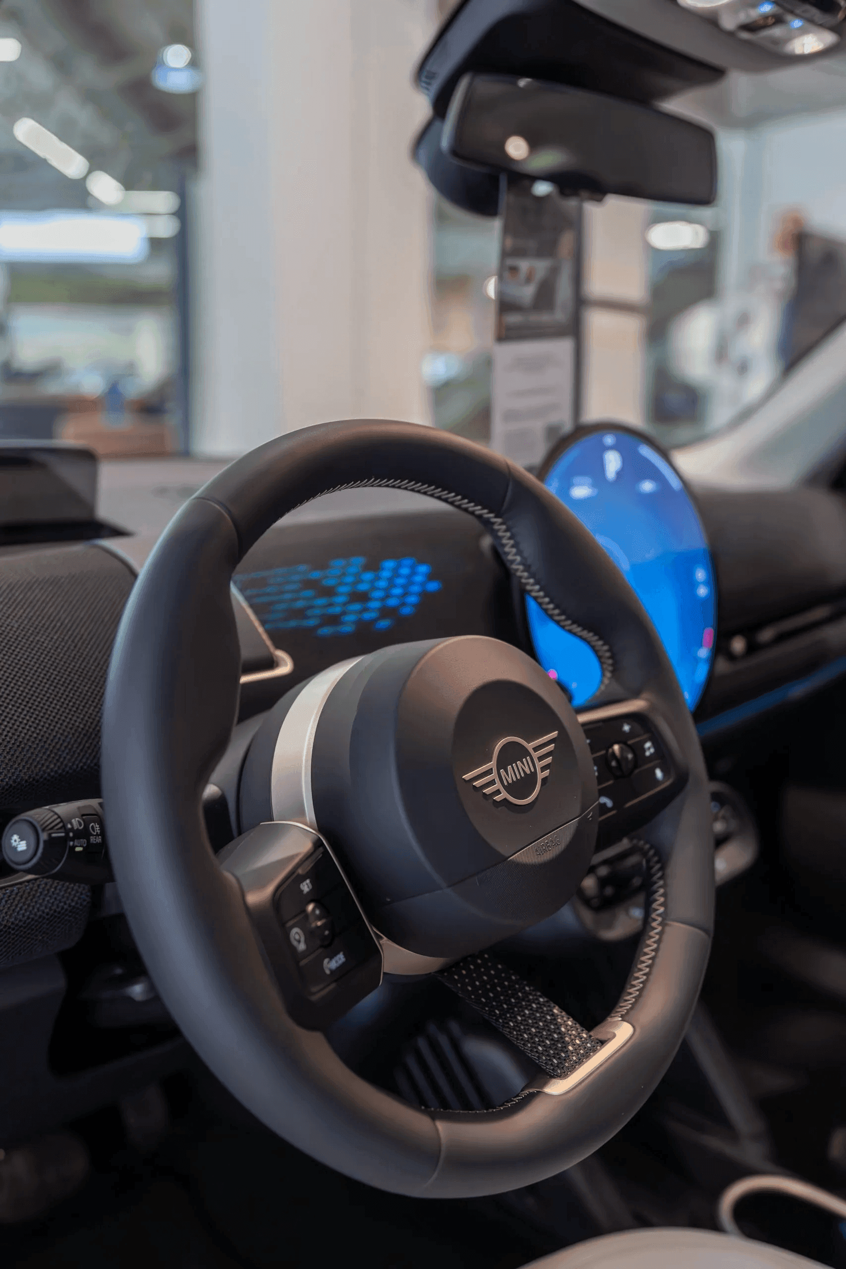 Imagen del interior de un vehículo MINI mostrando el volante y detalles de diseño