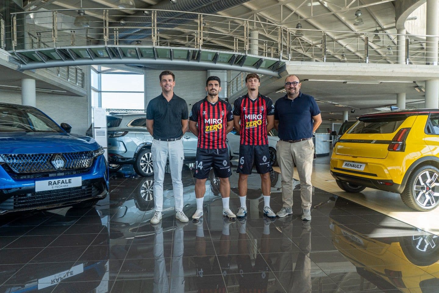 Representants de Grup Oliva Motor i jugadors del Reus FC posant al concessió Renault amb els vehicles oficials