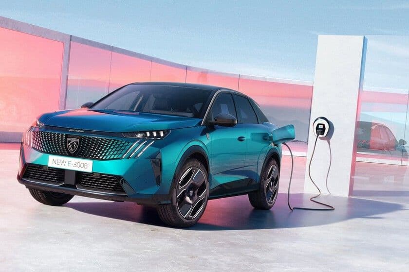 ¿Híbrido, enchufable o 100% eléctrico? La tecnología avanza para ofrecerte la máxima eficiencia en cada trayecto. Coche SUV eléctrico Peugeot de color azul turquesa cargándose en un punto de carga rápida moderno.