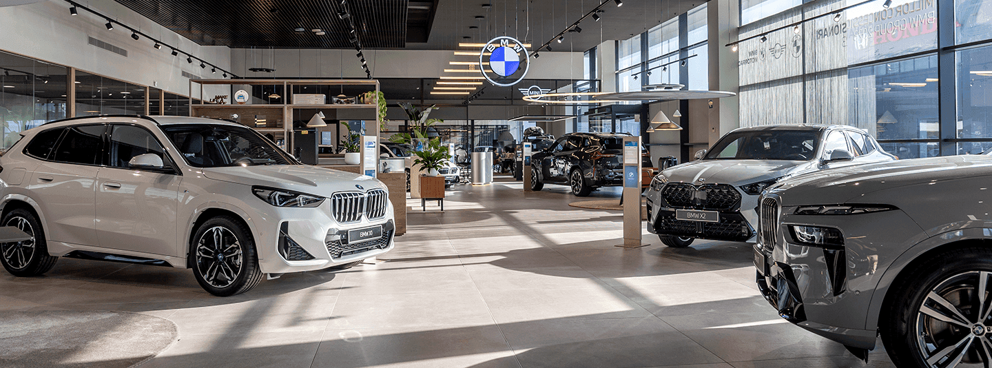 Imagen del concesionario BMW en versión escritorio con exposición de vehículos y atención al cliente