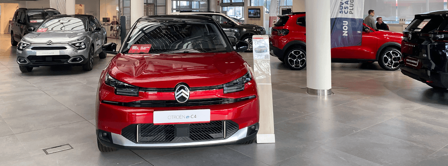 Imagen del concesionario Citroën en versión escritorio con exposición de vehículos y atención al cliente