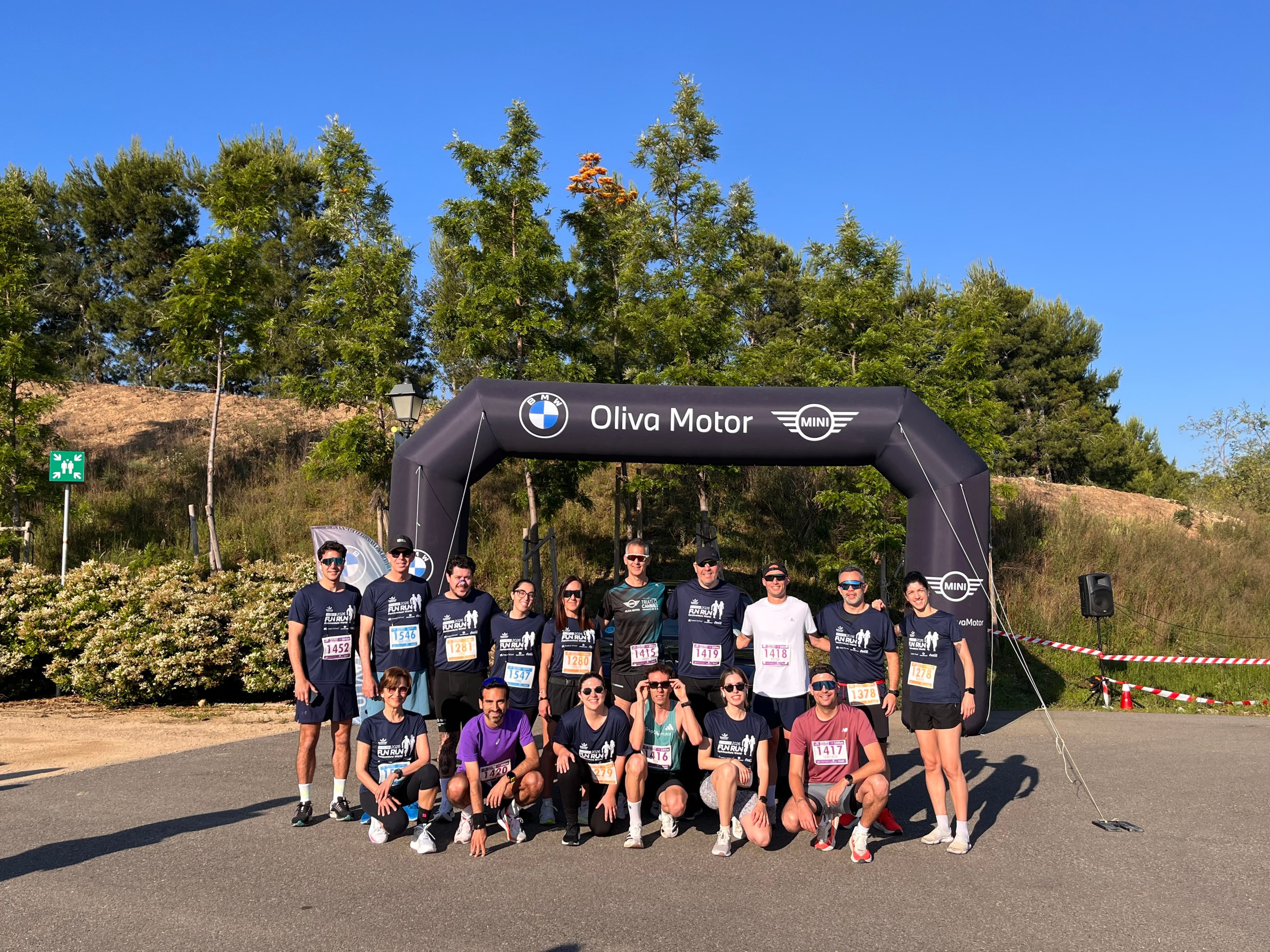 L'equip de Grup Oliva Motor reunit a PortAventura World abans d'aconseguir la primera posició en la modalitat de 10K de la Fun Run Corporate. Fotografia de grup de l'equip de Grup Oliva Motor participant a la cursa Fun Run Corporate a PortAventura World, posant davant d'un arc inflable de BMW i MINI Oliva Motor.