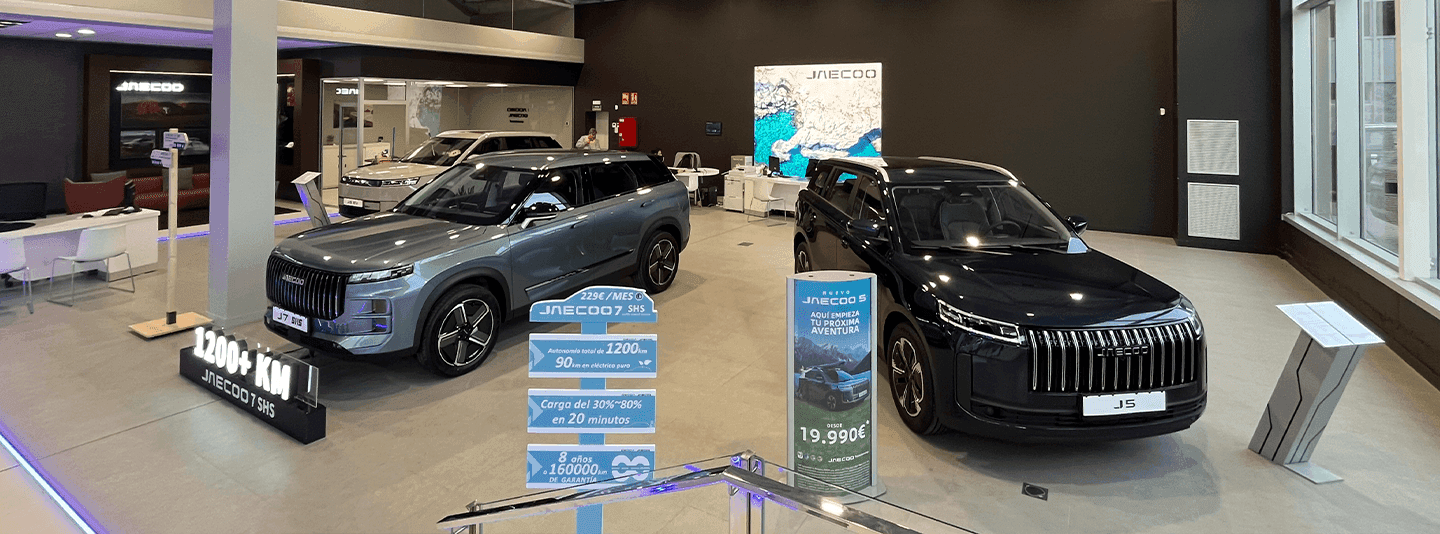 Imagen del concesionario JAECOO en versión escritorio con exposición de vehículos y atención al cliente