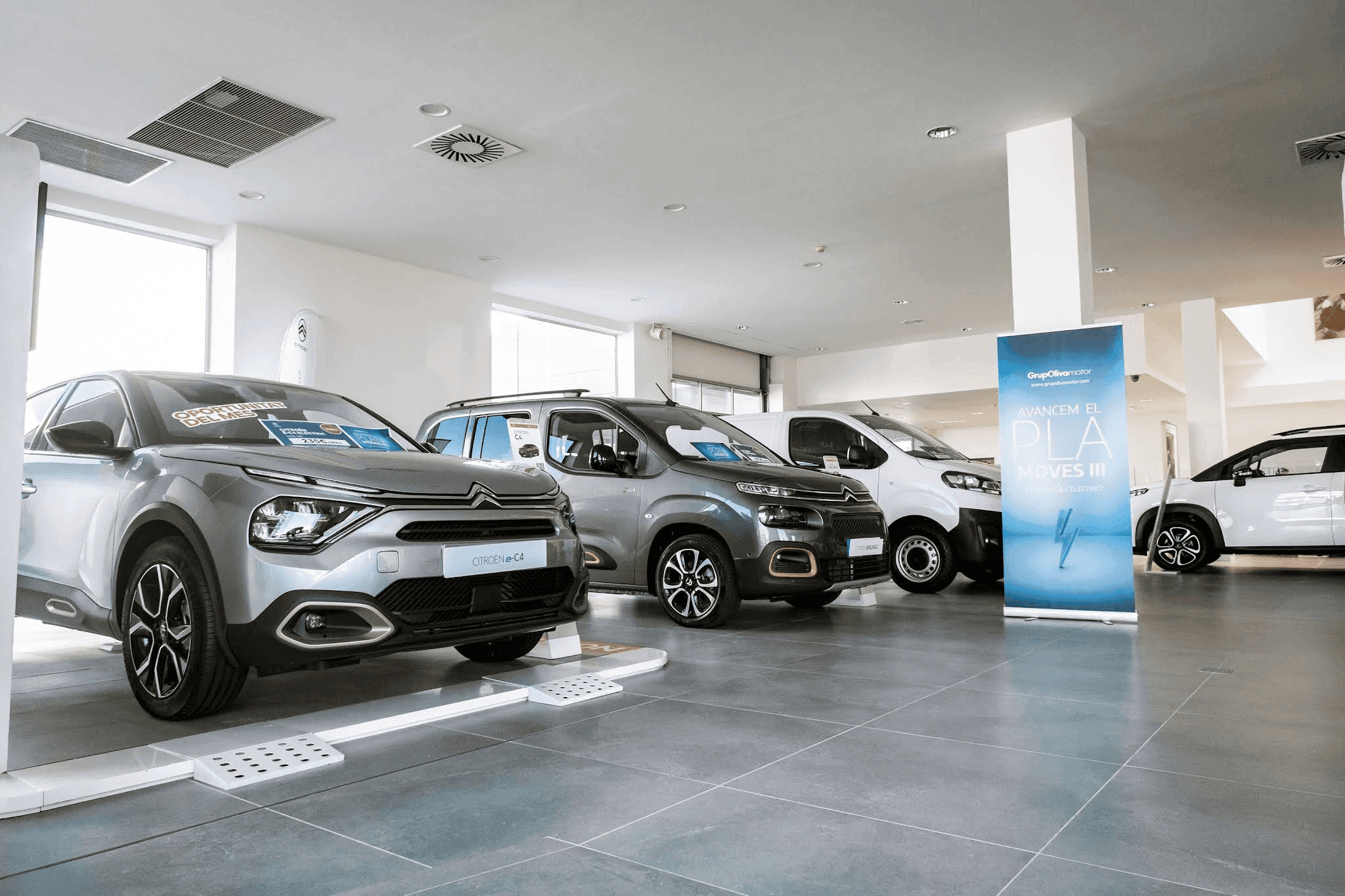 Imagen de la exposición de vehículos Citroën en el interior del concesionario