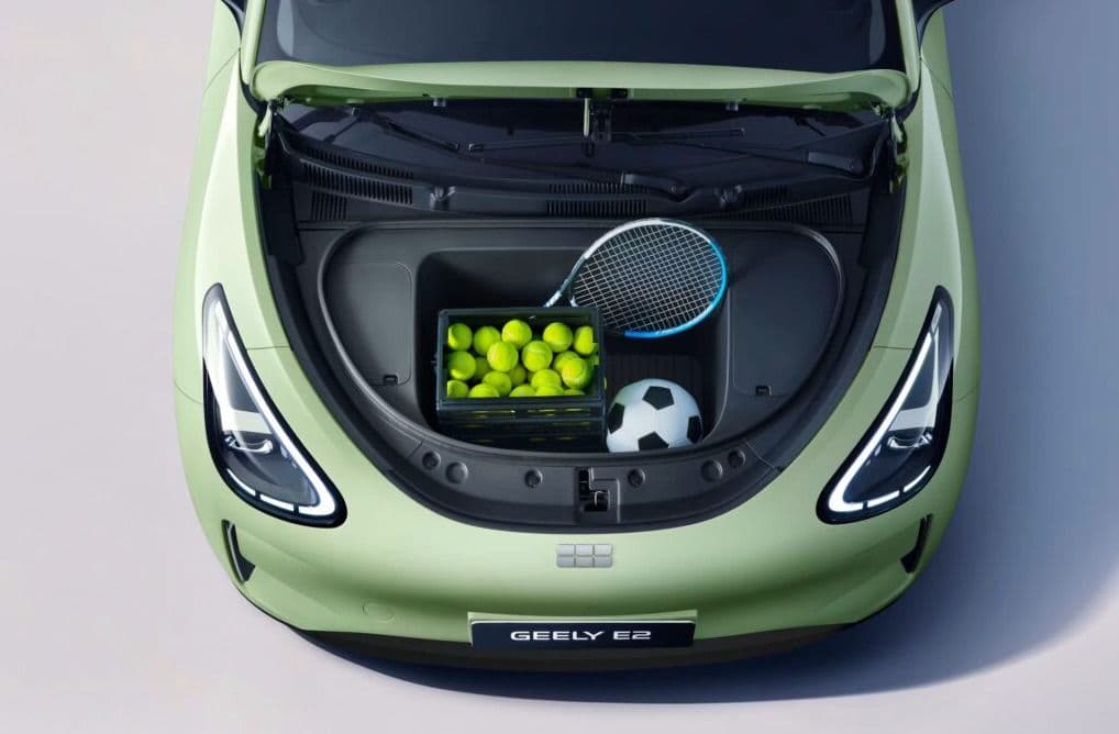 Maletero delantero del Geely E2 con compartimento de almacenamiento