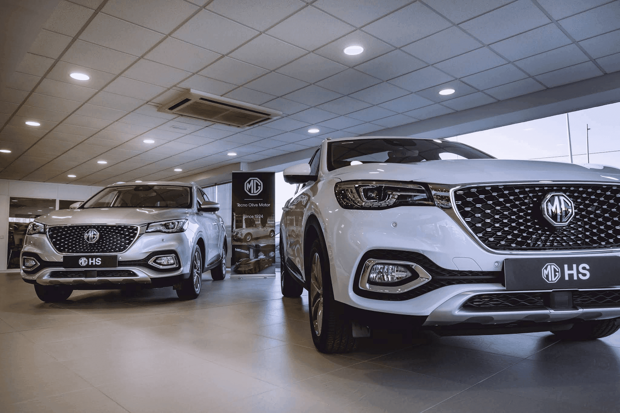Imagen interior del concesionario MG con vehículos expuestos y espacio de venta