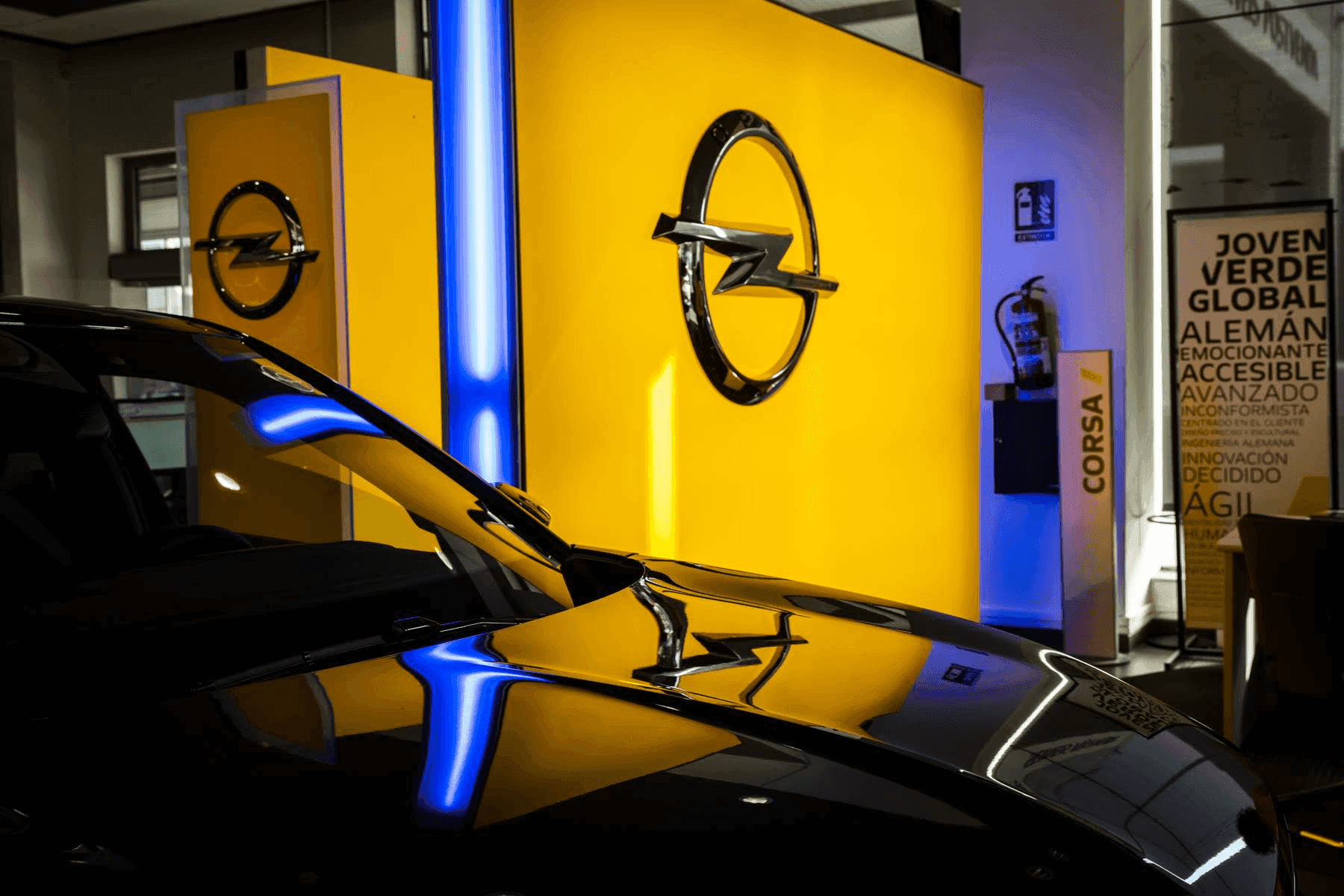 Imagen interior del concesionario Opel mostrando el espacio de exposición y atención al cliente