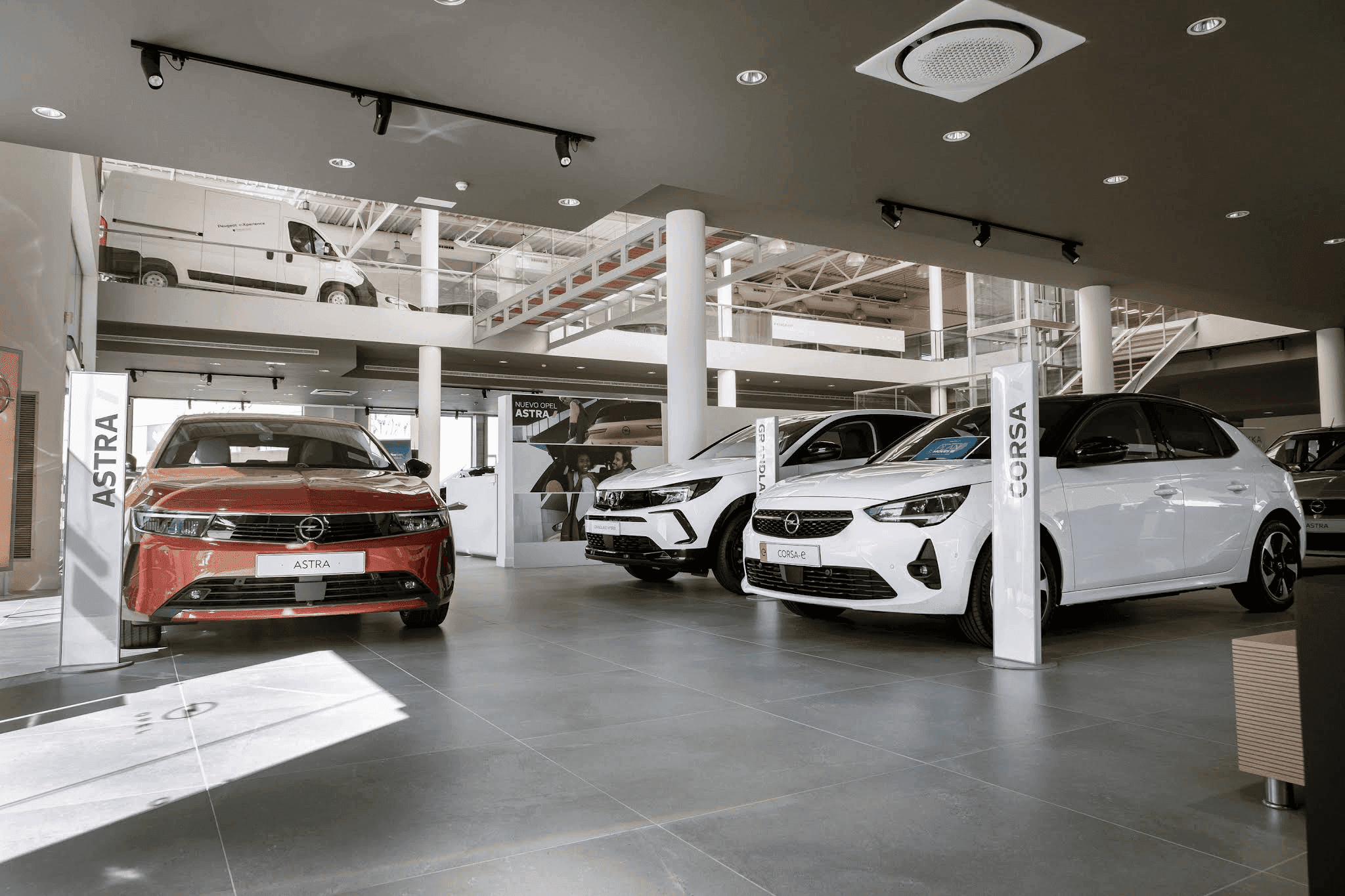 Imagen del concesionario Opel con vehículos expuestos y zona de atención al cliente