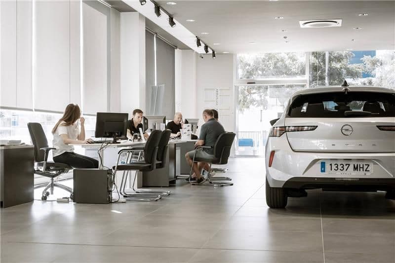 Imagen de la zona comercial del concesionario Opel con asesores y atención al cliente